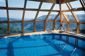Bazén s nádherným výhledem na Černou horu